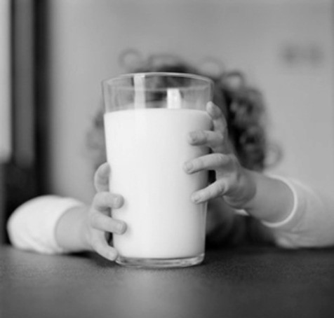 Молоко нейтрализует вред сладостей